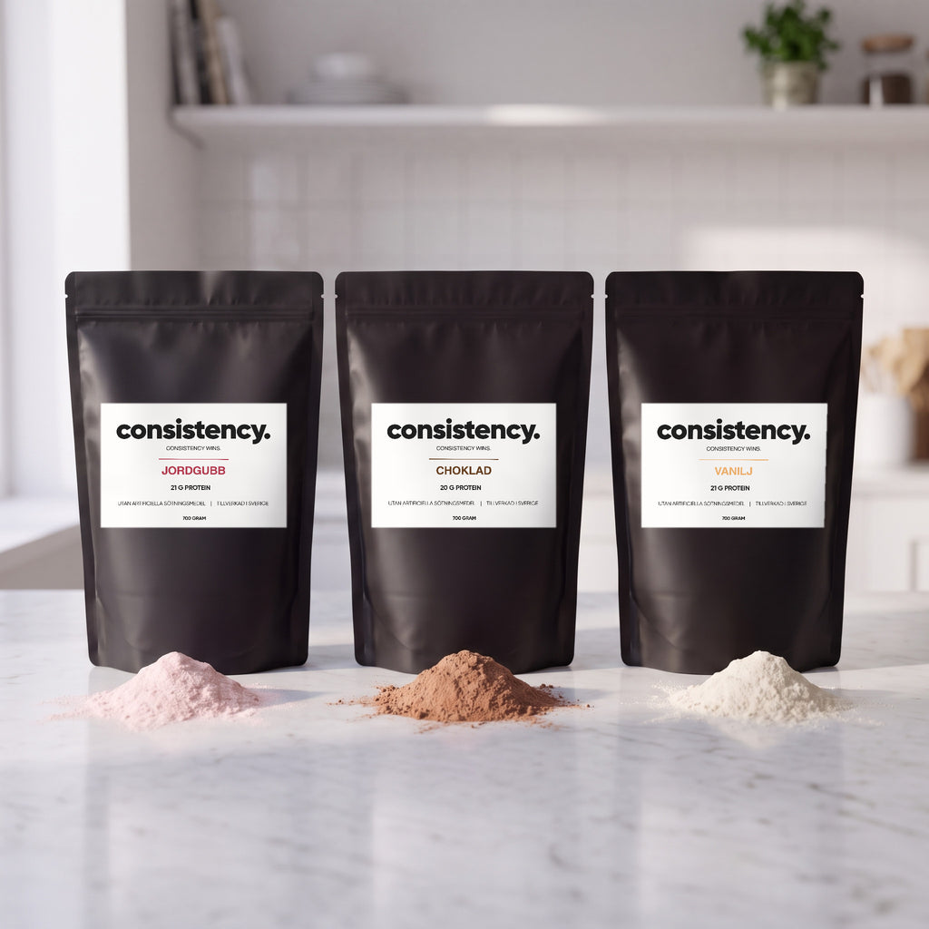 Consistency vassleprotein i tre smaker, jordgubb, choklad och vanilj, med pulver framför varje påse