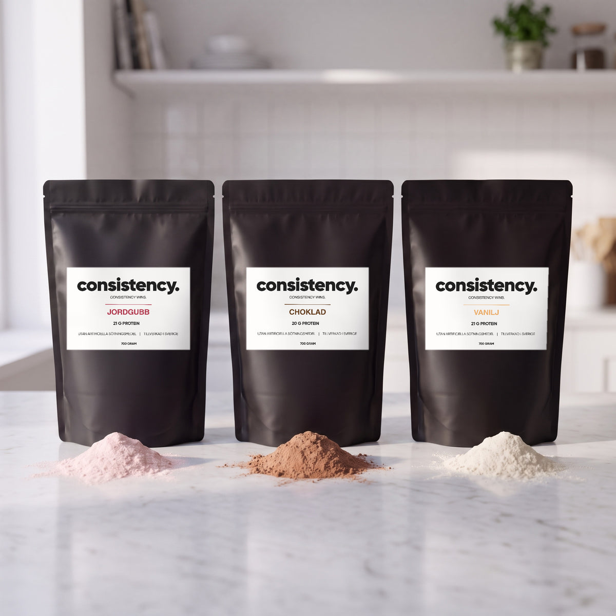 Consistency vassleprotein i tre smaker, jordgubb, choklad och vanilj, med pulver framför varje påse