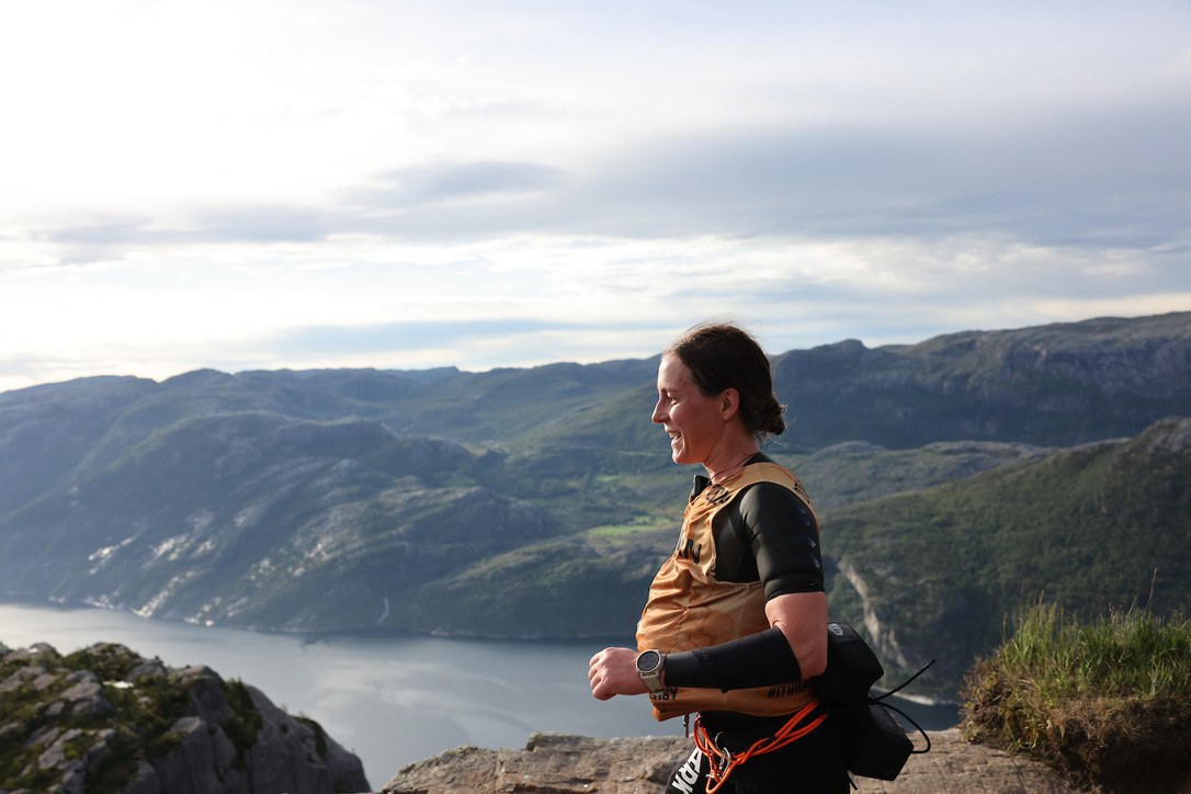Hanna Carmvall vid en fjord med utsikt över vattnet