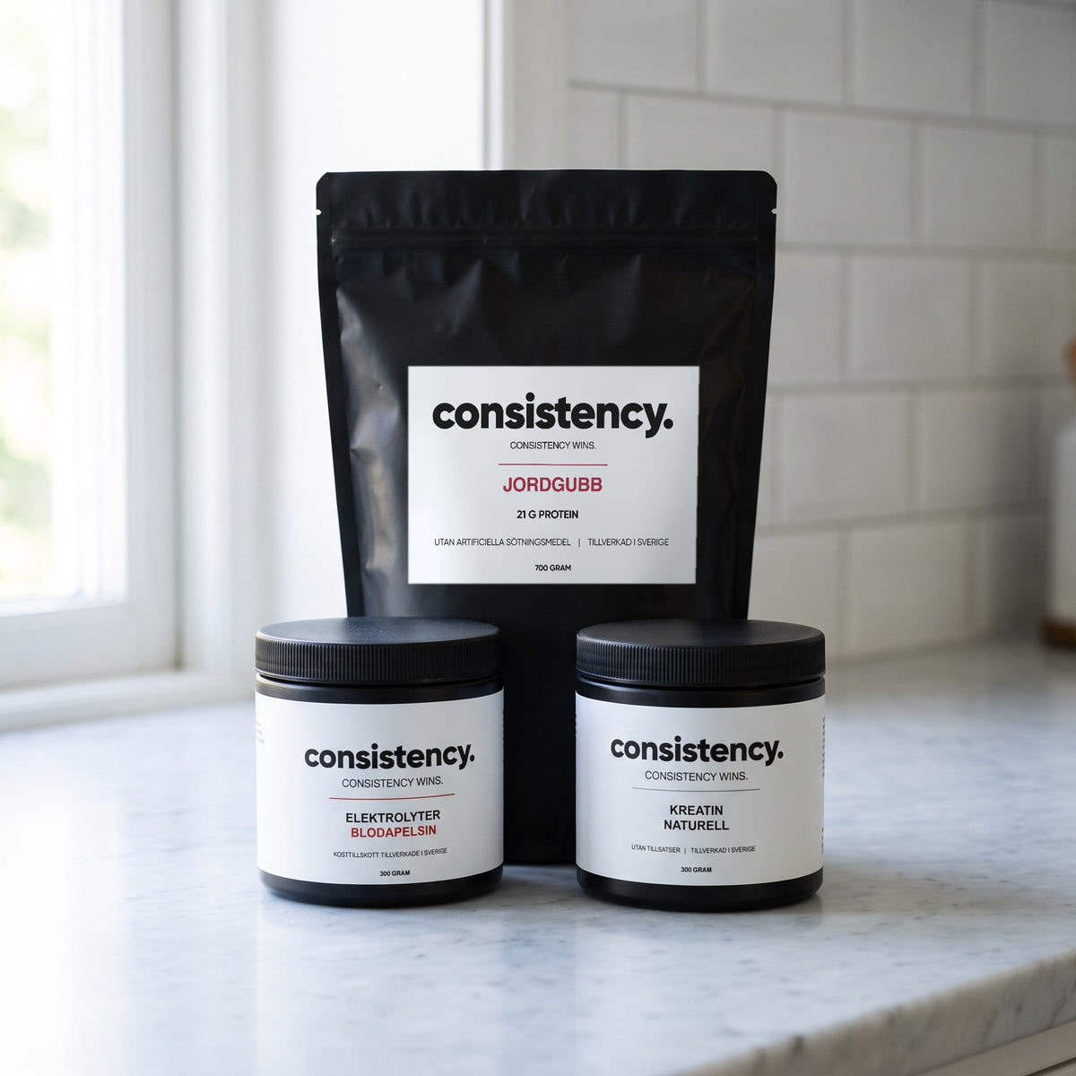 Consistency Complete: vassleprotein, kreatin och elektrolyter på köksbänk, protein jordgubb