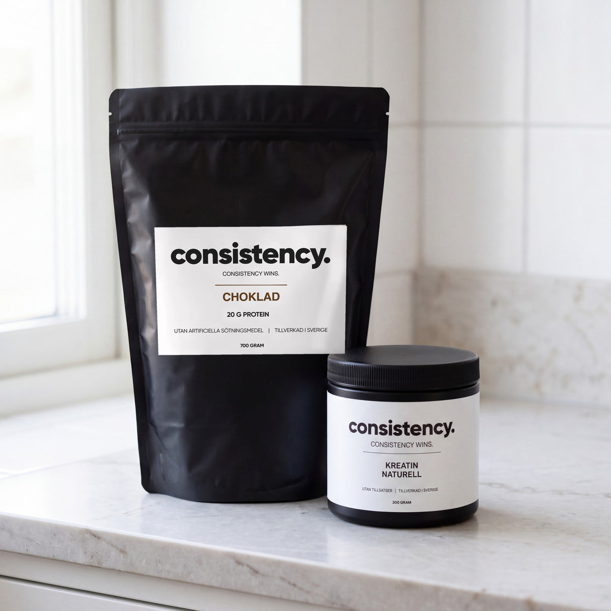 Consistency Starter: vassleprotein och kreatin på köksbänk, protein choklad